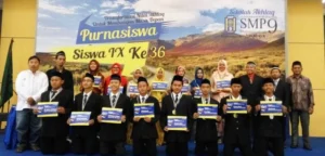 Wisuda Purnasiswa SMP Muhammadiyah 9 Surabaya: Alumni Harus Mampu Bersaing di Zamannya