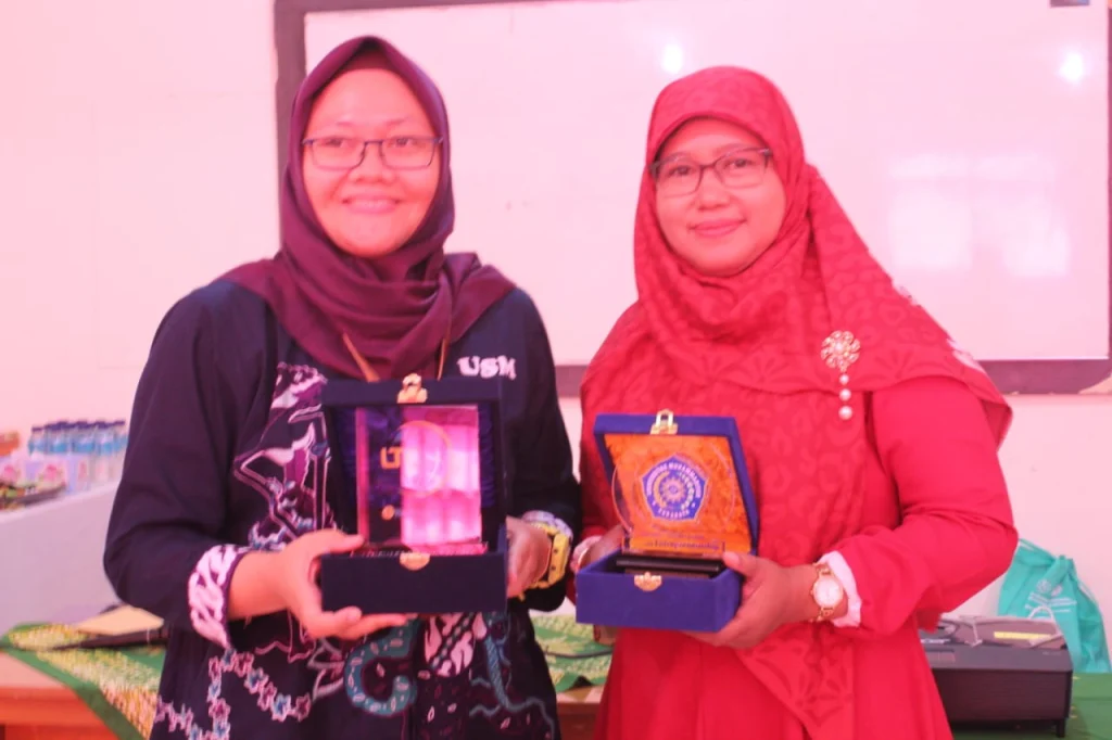 Pusat Bahasa UMSurabaya Jadi Tujuan Studi Banding