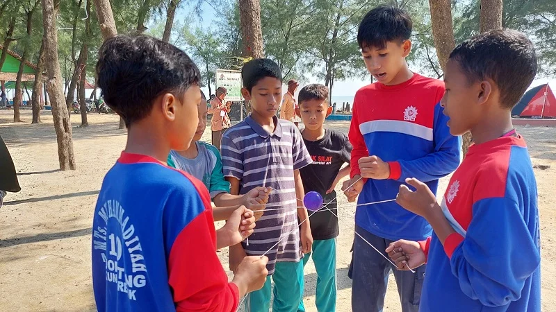 Keseruan LDKS MTsM 10 Mojopetung di Mangrove Centre Tuban