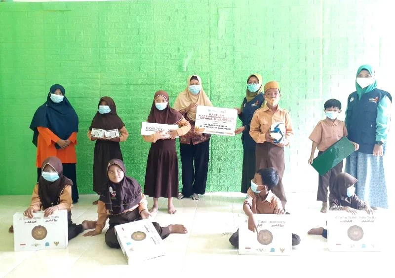 Siswa Difabel Gembira Terima Quran Braille  Digital dari Lazismu