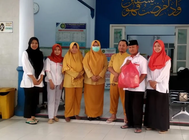 Lazismu Bagikan Takjil ke Pasien dan Warga Rumah Sakit