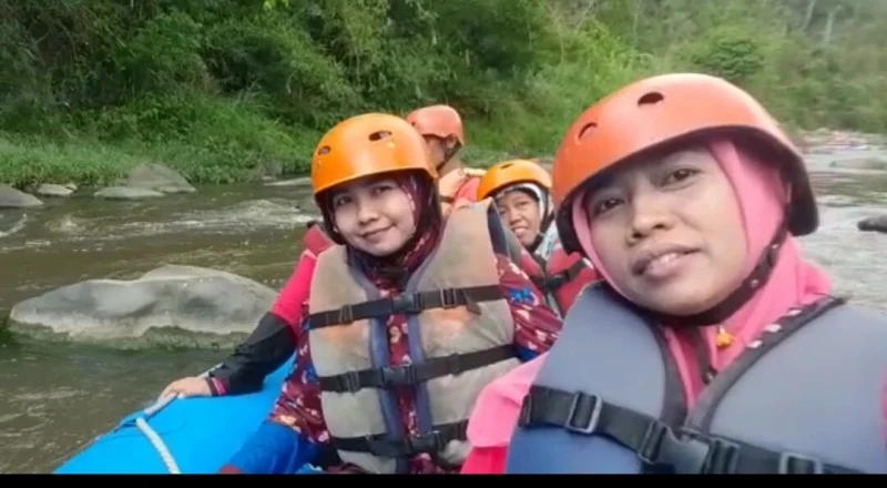 Uji Adrenalin Rafting di Kaliwatu, Begini Sensasi yang Dirasakan Para Guru