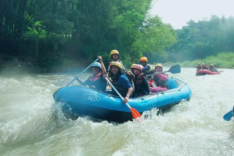 Seru Habis! Emak-Emak Aisyiyah Arung Jeram di Sungai Elo