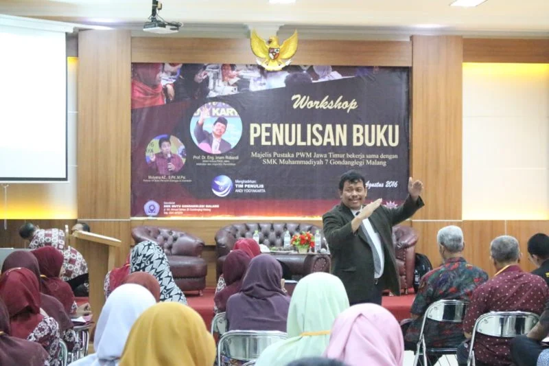 Mejelis Pustaka Beber Rahasia Sukses untuk Menulis Buku