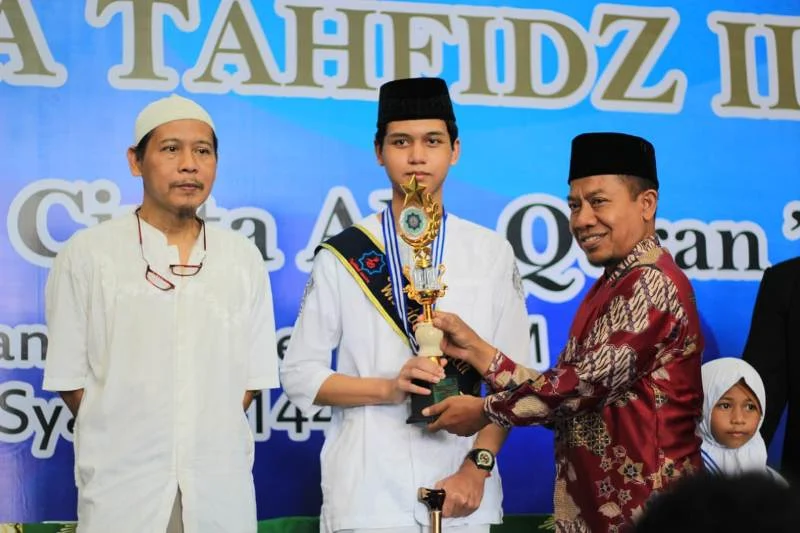 Hafal 8 Juz, Murid Ini Menjadi Wisudawan Terbaik