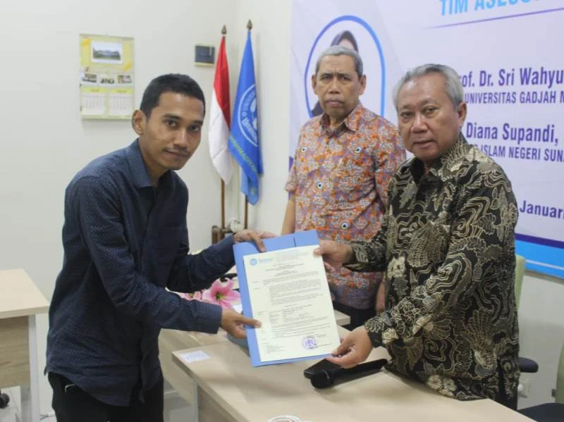 Rektor Ummad Serahkan SK Pengangkatan Dosen Baru