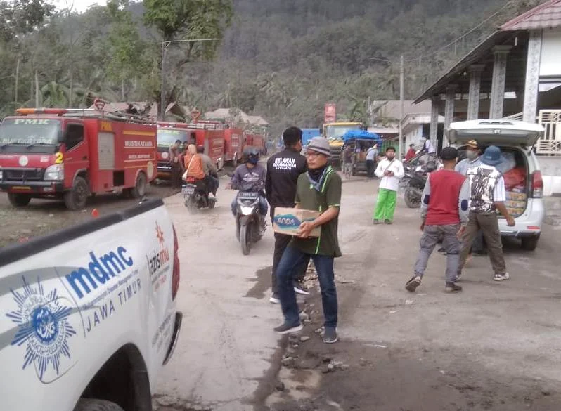 Jadi Relawan Bencana Semeru, Mahasiswa UMSurabaya Dapat 4 SKS