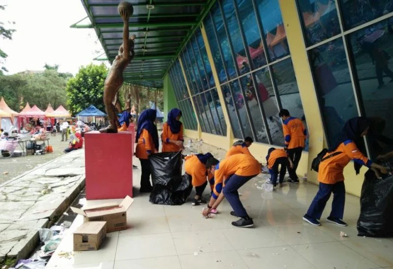 Relawan Pungut Sampah Ikut Sukseskan Expo Muhammadiyah Kota Malang