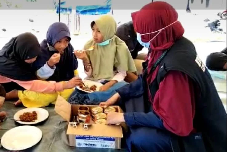 Rendang Lazismu Jadi Makanan Praktis bagi Pengungsi Bencana