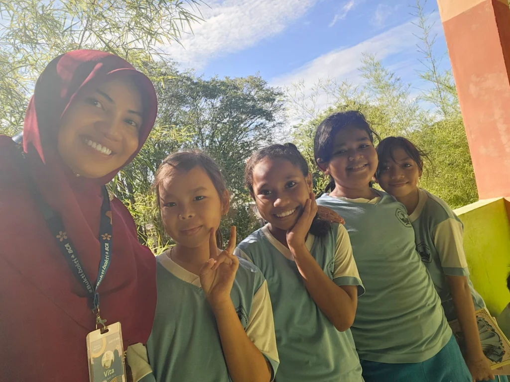 Terbang ke Papua, Ini Kisah Perjalanan Kepala SDMM Berbagi di SDN 35 Sorong