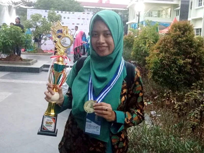 Guru SMA Taruna Gunung Pring Raih Emas untuk PTK di Olympicad