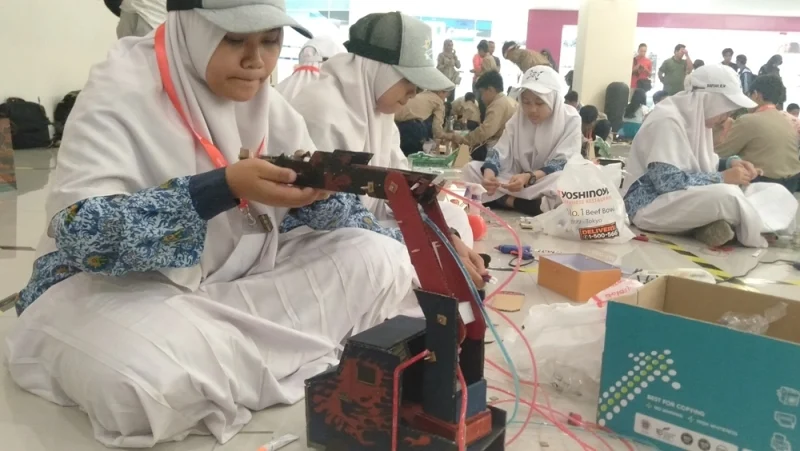 Tiga Trofi Juara Robot Hidrolik Direbut SMP ABSM