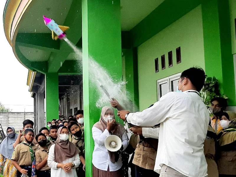 Roket Botol Terbang Jauh, Siswa SD Muwri Bersorak