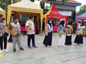Raportan di Sekolah Ini, Ada Rompi dari Karung Beras