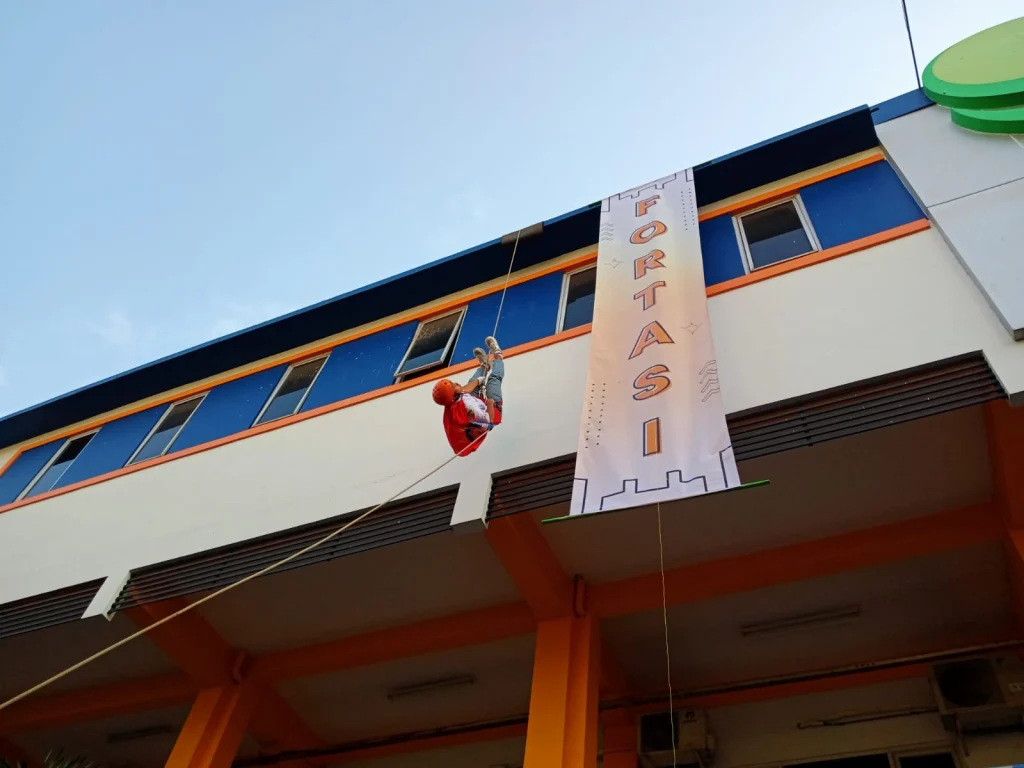 Fortasi Smamda Dibuka dengan Terjun dari Atap