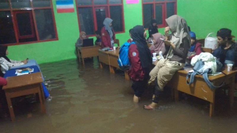 Biarpun Lokasi Acara Kebanjiran, Diskuswati IMM Tetap Berlangsung