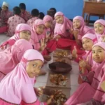 Di Sela Ujian Matematika, Para Murid Gelar Pesta Rujak di Kelas