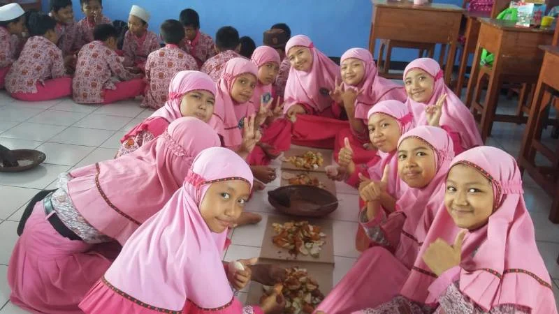 Di Sela Ujian Matematika, Para Murid Gelar Pesta Rujak di Kelas