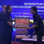 Gubernur Jatim dan Rektor Unair Sabet Top Leader Award 2016