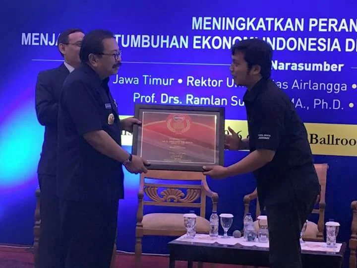 Gubernur Jatim dan Rektor Unair Sabet Top Leader Award 2016