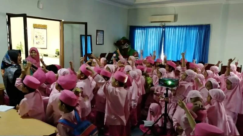 Kunjungi Rumah Pintar, Murid-Murid Kerjakan Banyak Hal Ini