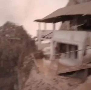 Letusan Gunung Semeru Akibatkan Jembatan Patah dan Rumah Rusak