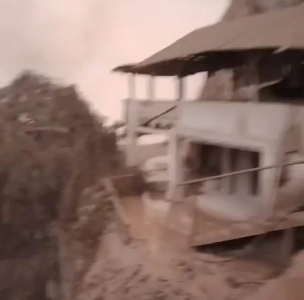 Letusan Gunung Semeru Akibatkan Jembatan Patah dan Rumah Rusak