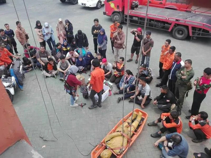 Seru! Begini Cara SAR Menyelamatkan Korban di Ketinggian