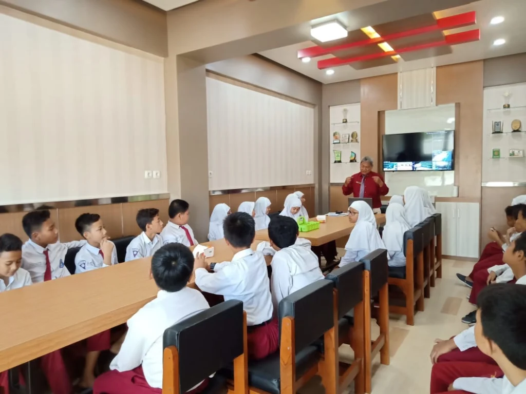 Gugah Semangat, Kepala Sekolah SD Aisyiyah 1 Nganjuk Ajak Dialog Siswa