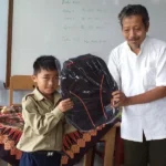 Di Sela Serah Terima Jabatan Kepala Sekolah, Murid-Murid Ini Terima Paket Sekolah