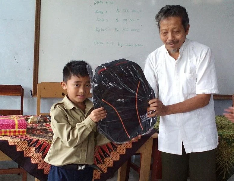 Di Sela Serah Terima Jabatan Kepala Sekolah, Murid-Murid Ini Terima Paket Sekolah