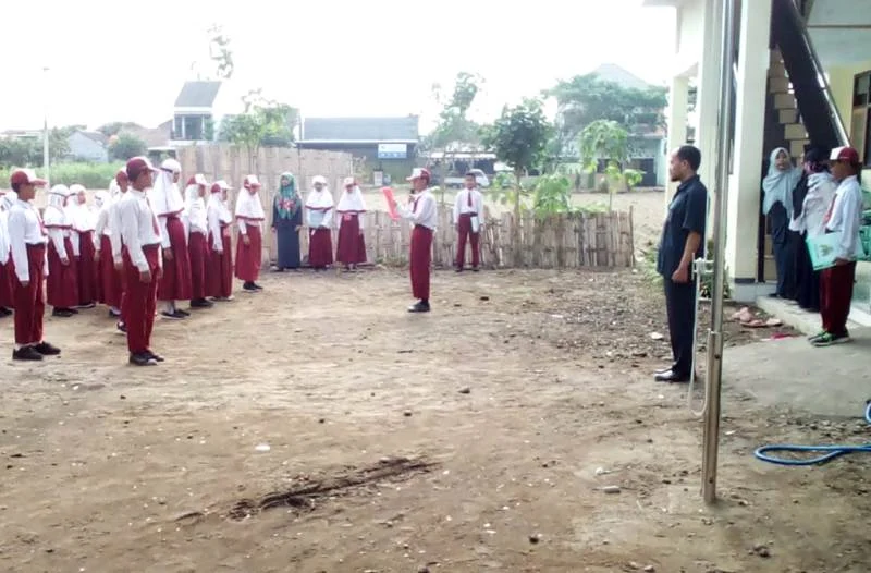 Di Tengah UTS Mendadak Ada Upacara Bendera, Siswa pun Protes