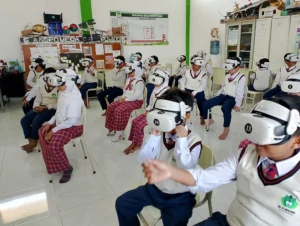 Serunya Pembelajaran Gunakan VR di SD Almadany