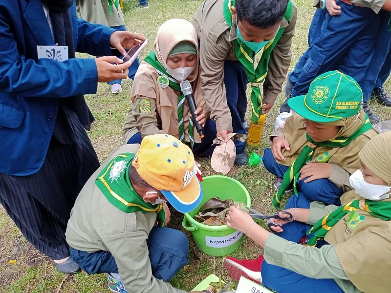 Siswa SD Almadany Bikin Pupuk Kompos dari Sampah Organik