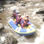 Serunya Arum Jeram SD Almadany di Kaliwatu Rafting