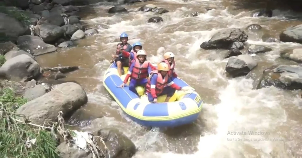 Serunya Arum Jeram SD Almadany di Kaliwatu Rafting