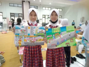 Siswa SD Almadany Ikuti Lomba Gambar Bercerita Tema Ikon Gresik