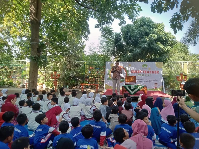 Guest Teacher SD Almadany Hadirkan Ketua PDM Gresik, Ini Pesannya