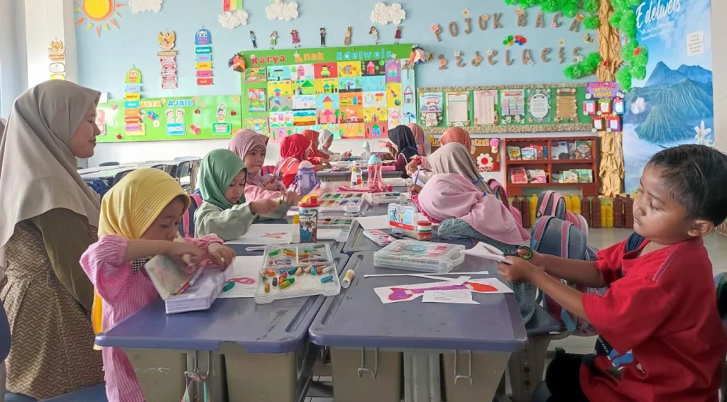 Serunya Calon Siswa Berlian School Bikin Handycraft