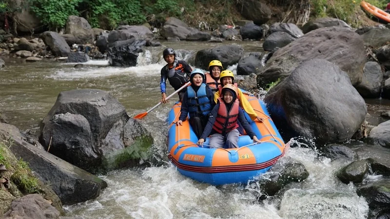 Guru SD Berlian School Rafting di Kaliwatu