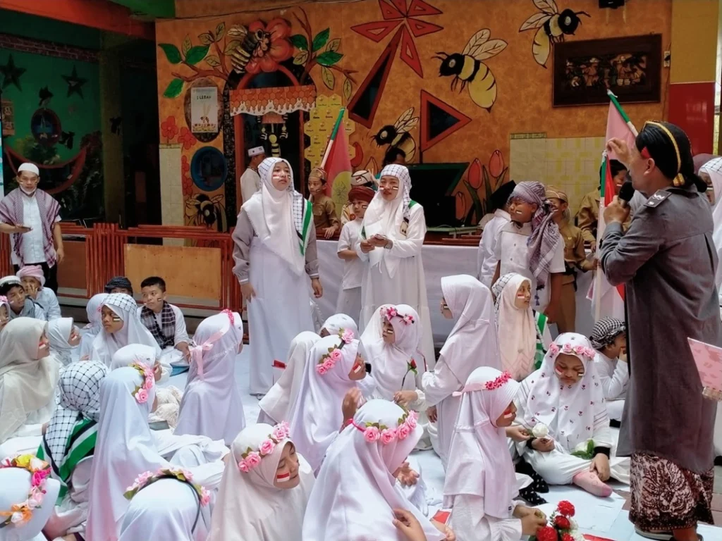 Lelang Pin dan Gantungan Kunci untuk Donasi Palestina