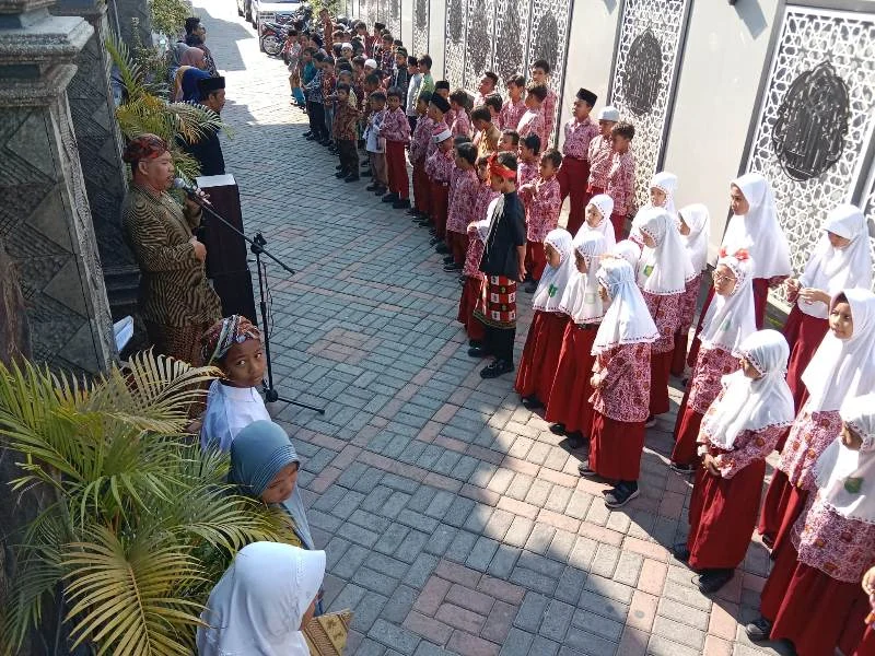 Upacara Sumpah Pemuda dengan Baju Adat Nusantara