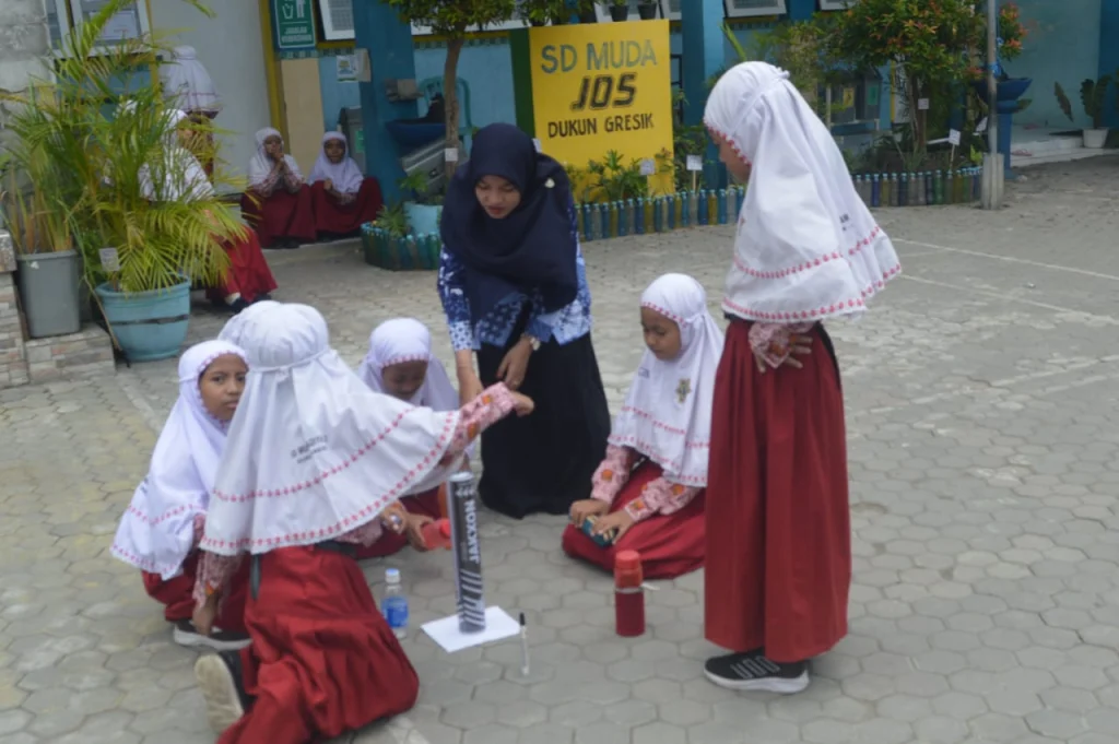 SD Muda JOS Praktik Mengamati Hari tanpa Bayangan