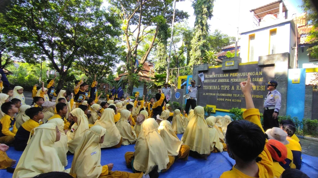 Eksplorasi Dunia Transportasi, Siswa SD Mudabo Kunjungi Terminal Rajekwesi
