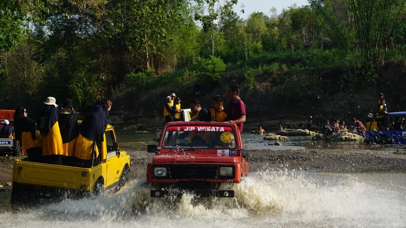 Keseruan Offroad Guru SD Mudabo di Gunung Kidul