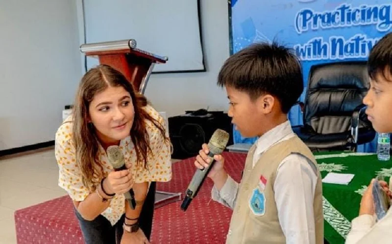 Siswa SD Mudipat Belajar dengan Guru Slovakia