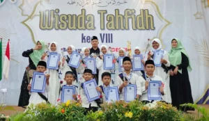 Wisuda Tahfidh SD Mudri, Ini Wisudawati Terbaiknya