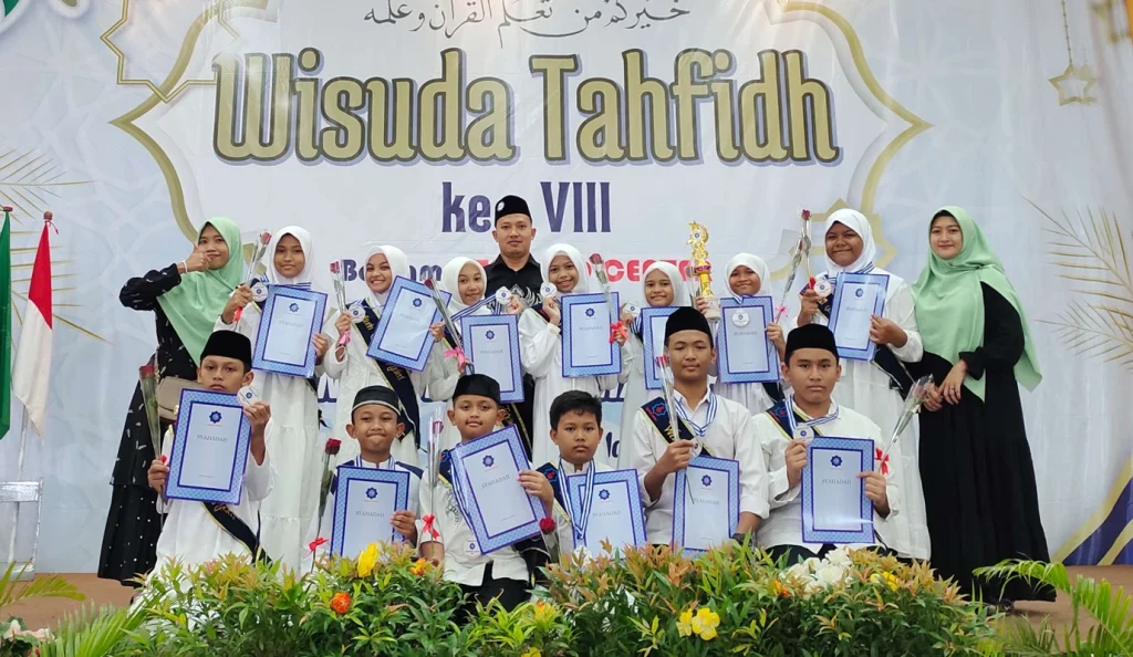 Wisuda Tahfidh SD Mudri, Ini Wisudawati Terbaiknya