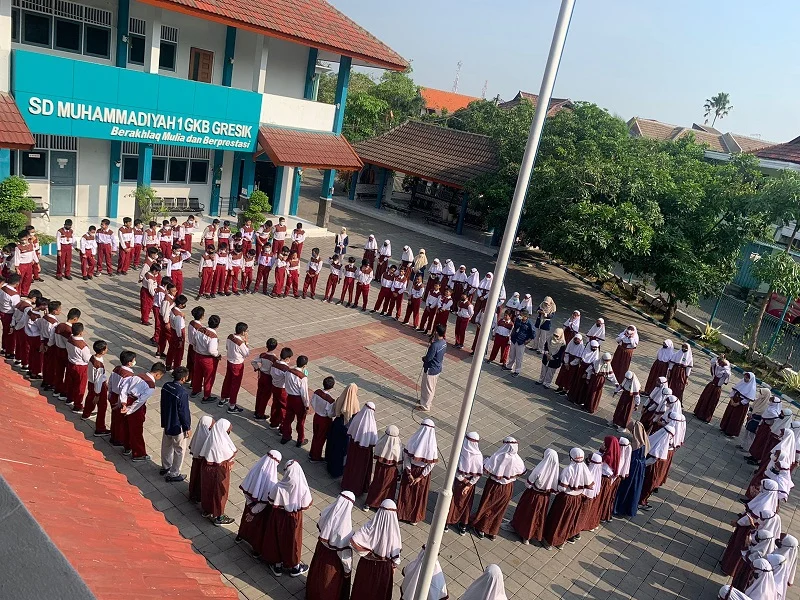 Siswa SD Mugeb Gelar Doa Bersama Tragedi Kanjuruhan