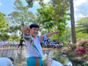 Siswa SD Mugeb Tanam Padi di Agrowisata Bhakti Alam Pasuruan